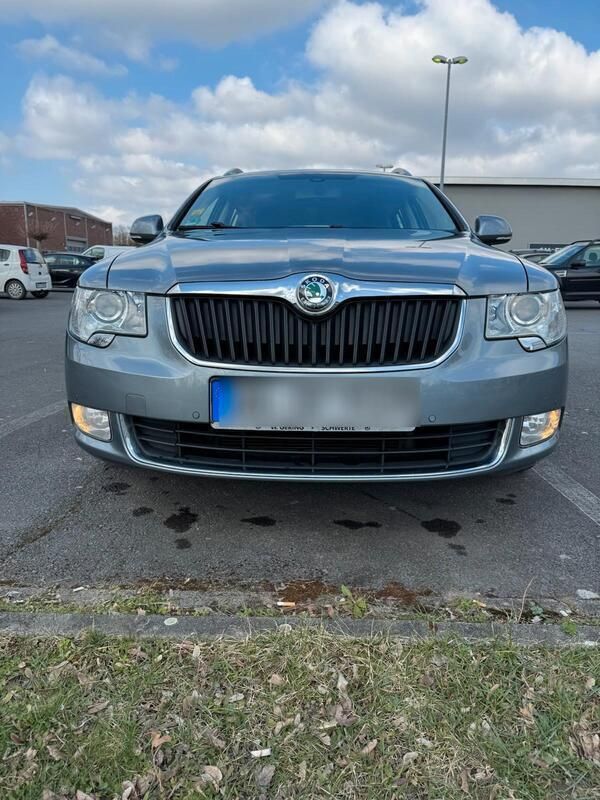 Grau Gebraucht 2011 Skoda Superb Kombi | 8.800 € (Fairer Preis) - Bild 1/4