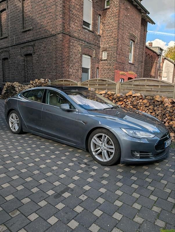 Grau Gebraucht 2014 Tesla Model S Limousine | 9.900 € (Superpreis) - Bild 1/4