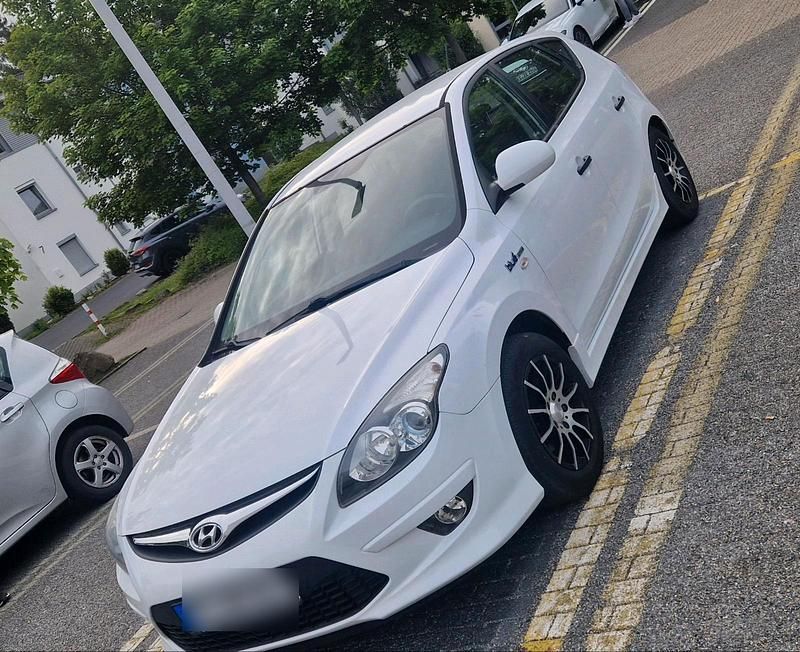 Weiß Gebraucht 2010 Hyundai i30 Limousine | 2.700 € (Fairer Preis) - Bild 1/4