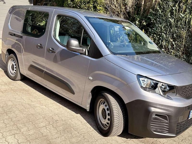Gebraucht Peugeot Partner 131 PS (96 kW) 2024 Silber Van / Kleinbus