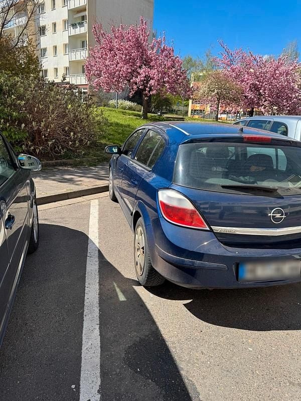 Second-hand Opel Astra 105 CP (77 kW) 2005 Albastru Hatchback