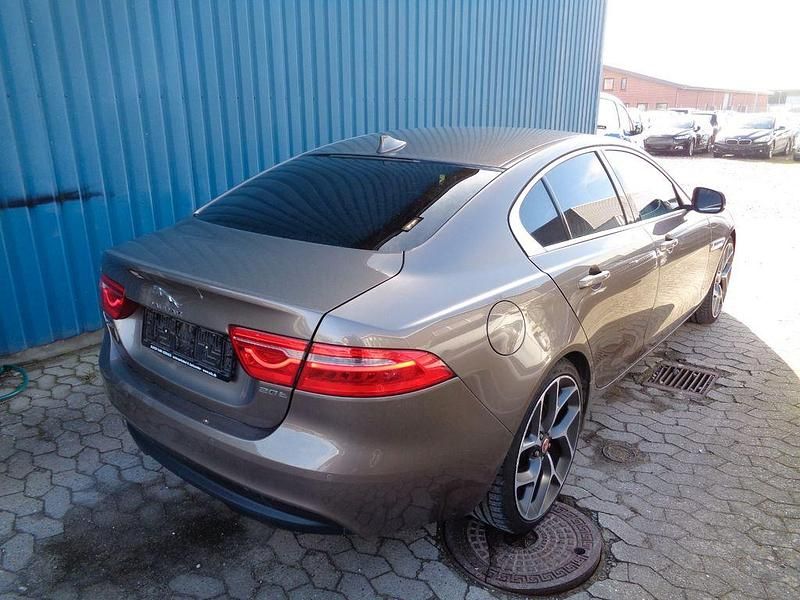 Gebraucht Jaguar XE Pure 200 PS (147 kW) 2015 Grau Limousine