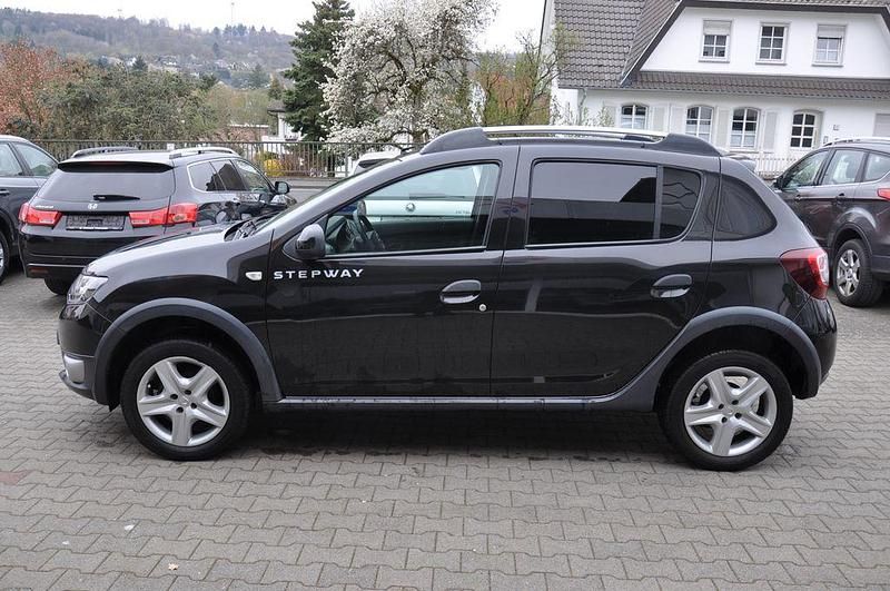 Schwarz Gebraucht 2014 Dacia Sandero Prestige Kleinwagen | 7.500 € (Etwas zu teuer) - Bild 1/4