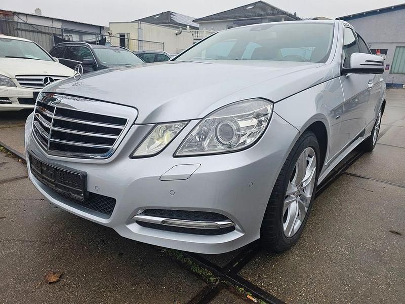 Silber Gebraucht 2011 Mercedes E250 Avantgarde Limousine | 13.900 € (Fairer Preis) - Bild 1/4