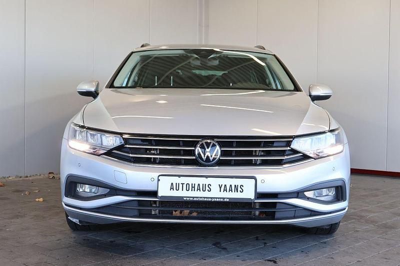 Gebraucht VW Passat 150 PS (110 kW) 2022 Silber Kombi