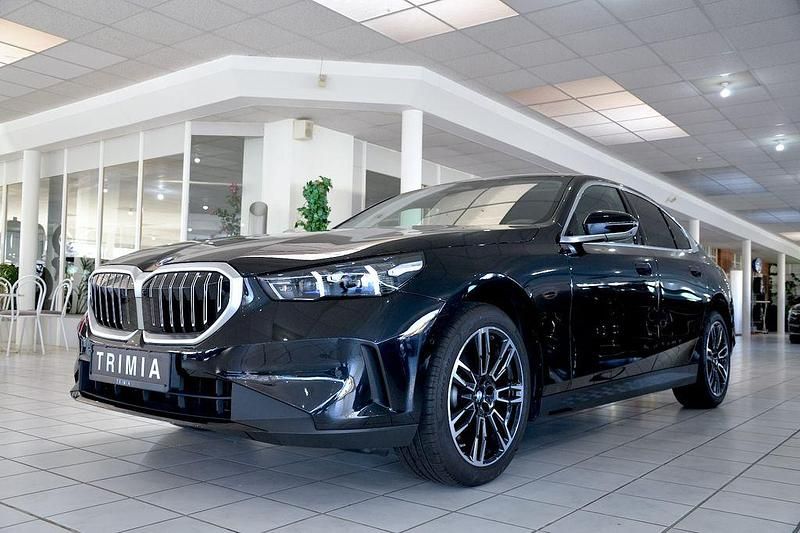 Gebraucht BMW 520 Performance 190 PS (139 kW) 2025 Black sapphire metallic Limousine
