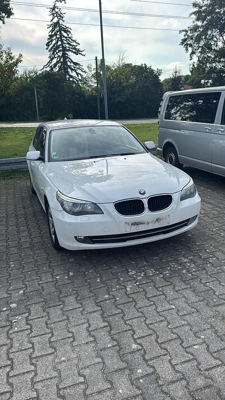 Weiß Gebraucht 2008 BMW 520 Kombi | 4.500 € (Fairer Preis) - Bild 1/4