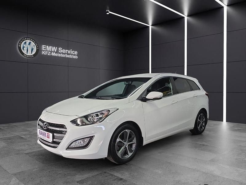 Weiß Gebraucht 2016 Hyundai i30 Passion Kombi | 10.490 € (Etwas zu teuer) - Bild 1/4