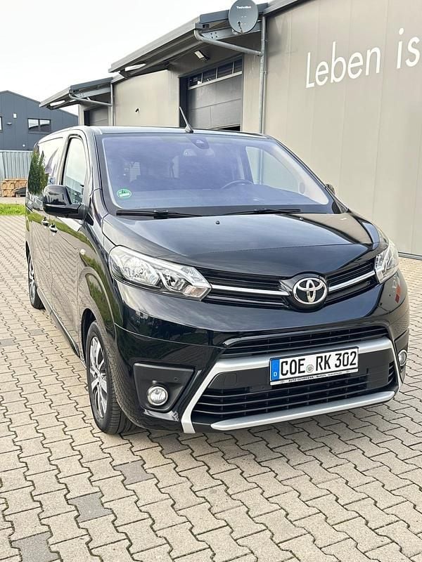 Schwarz Gebraucht 2023 Toyota Proace Verso Kombi | 31.590 € (Superpreis) - Bild 1/4