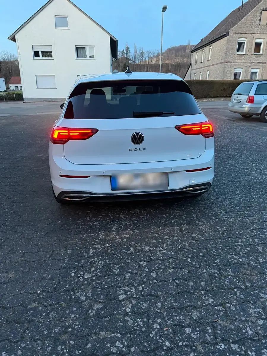 Gebraucht VW Golf VIII Active 150 PS (110 kW) 2022 Weiß Limousine