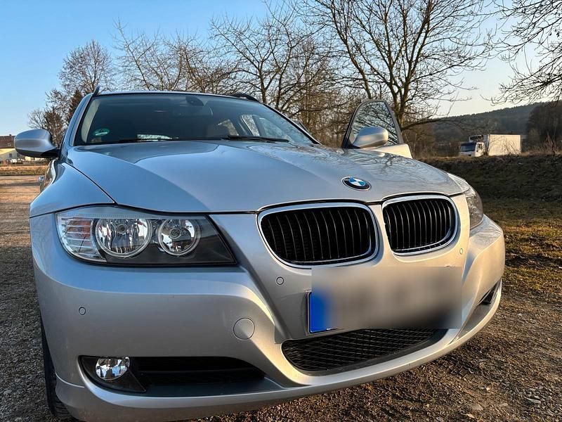 Gebraucht BMW 318 143 PS (105 kW) 2010 Grau Kombi