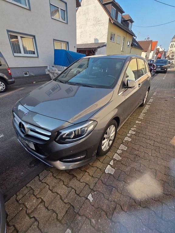 Gebraucht Mercedes B180 Edition 122 PS (89 kW) 2017 Silber Van / Kleinbus