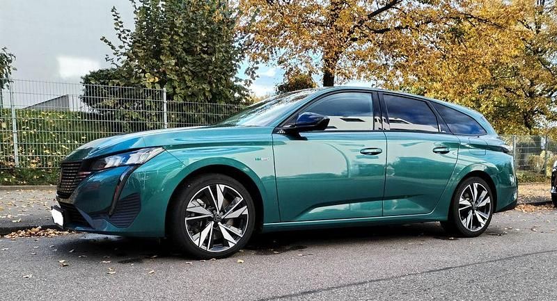 Grün Gebraucht 2022 Peugeot 308 Kombi | 20.500 € (Superpreis) - Bild 1/4