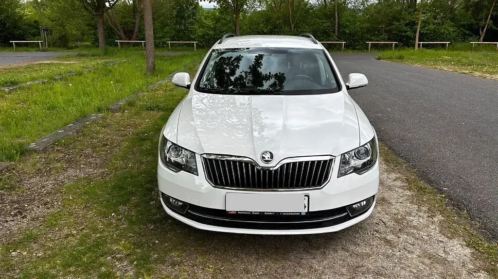 Gebraucht Skoda Superb Exclusive 140 PS (102 kW) 2013 Weiß Kombi