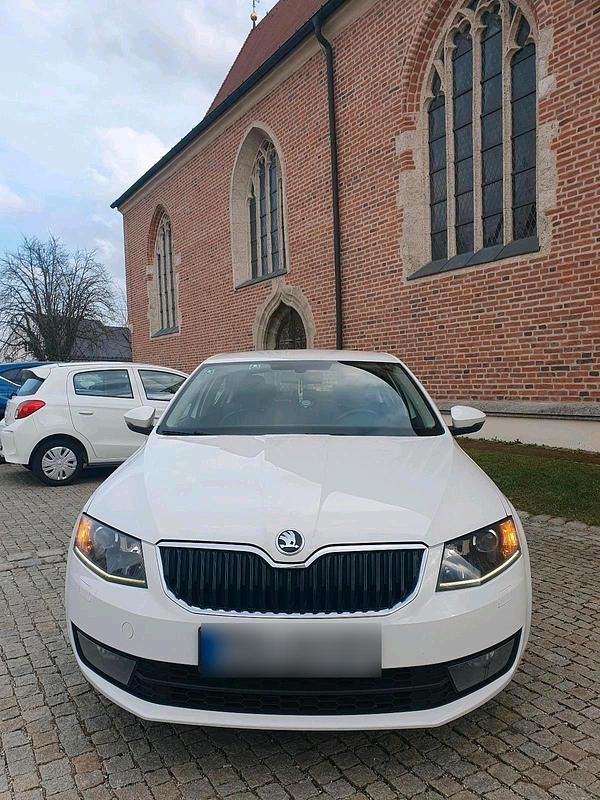 Gebraucht Skoda Octavia 130 PS (95 kW) 2016 Weiß Kleinwagen