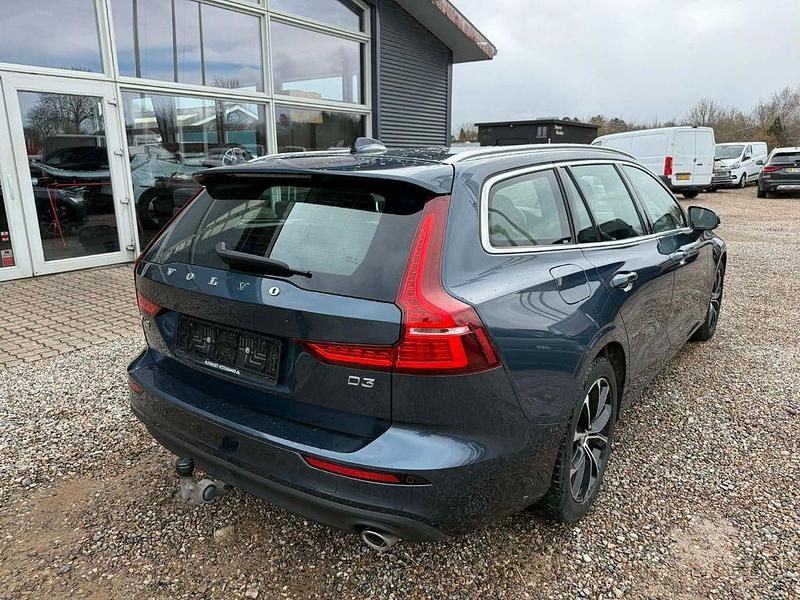 Gebraucht Volvo V60 Momentum 150 PS (110 kW) 2019 Blau Kombi