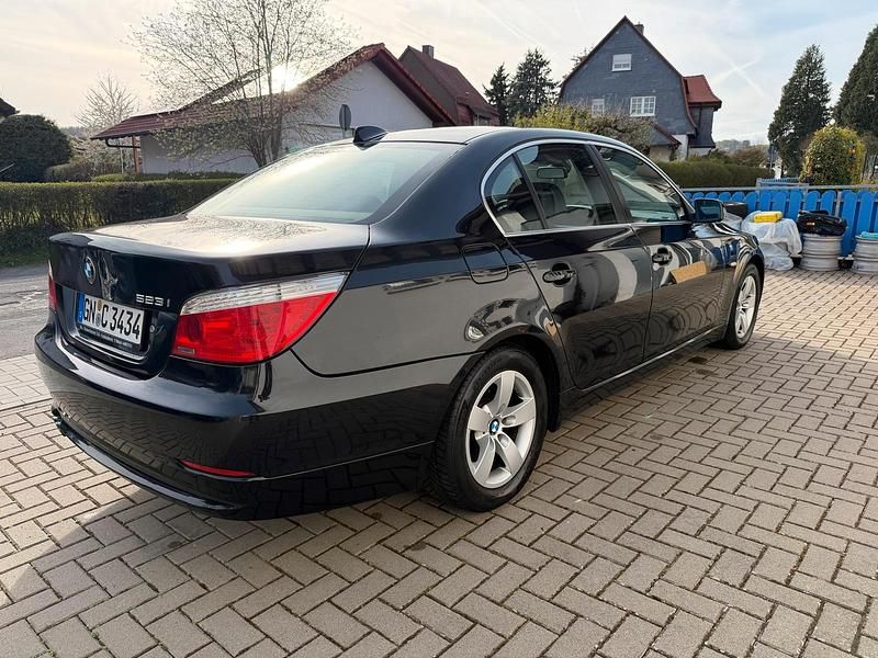 Gebraucht BMW 523 190 PS (139 kW) 2008 Schwarz Limousine