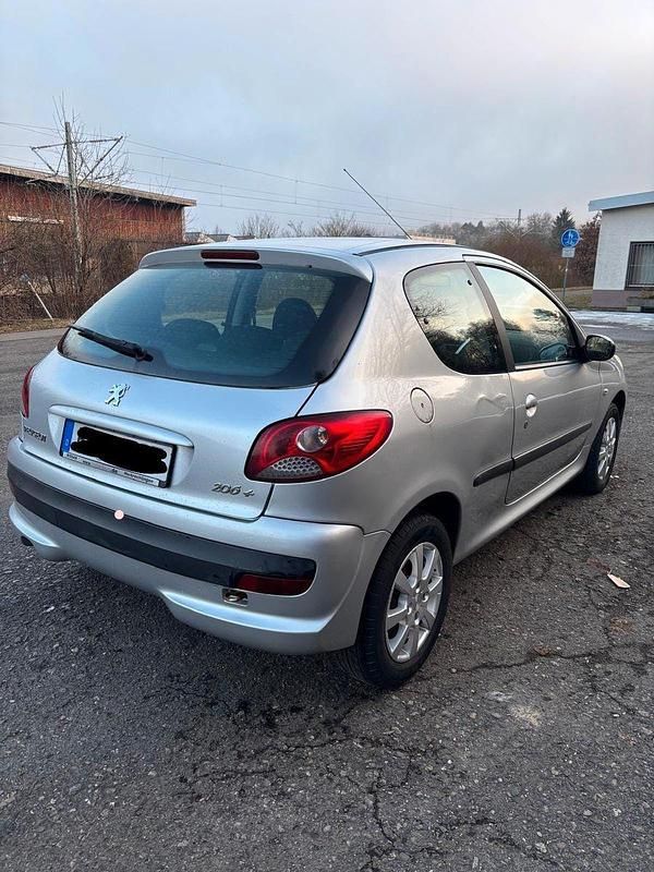 Gebraucht Peugeot 206+ 75 PS (55 kW) 2009 Silber Kleinwagen