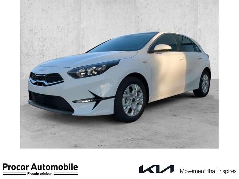 Weiß Gebraucht 2025 Kia Ceed Vision Limousine | 24.280 € (Guter Preis) - Bild 1/4