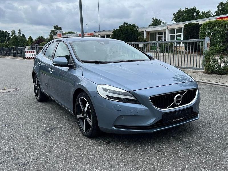 Blau Gebraucht 2017 Volvo V40 Momentum Kombi | 12.999 € (Guter Preis) - Bild 1/4