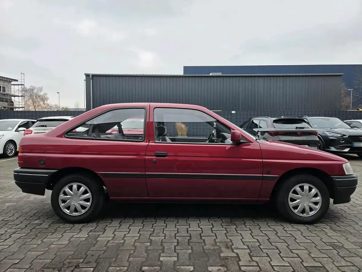Używany Ford Escort 75 KM (55 kW) 1992 Czerwony Sedan/Limuzyna