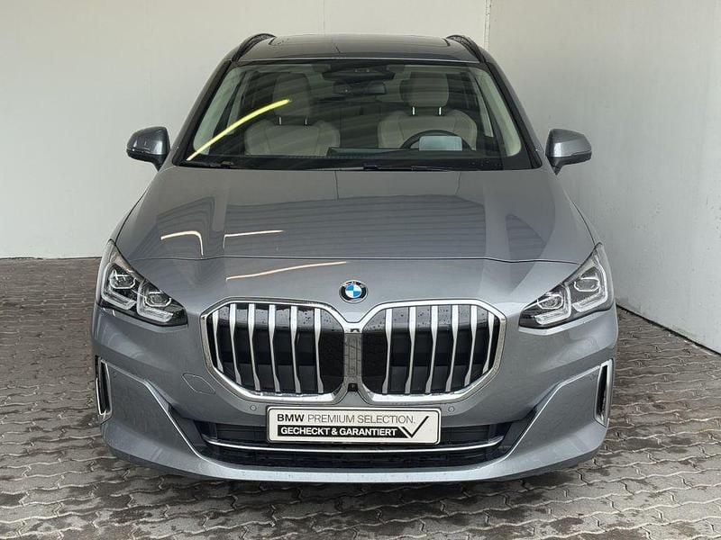 Grau Gebraucht 2024 BMW 218 Active Tourer Luxury Line Van / Kleinbus | 34.890 € (Fairer Preis) - Bild 1/4