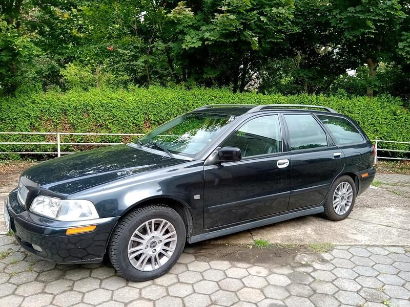Schwarz Gebraucht 2003 Volvo V40 Kombi | 1.799 € (Fairer Preis) - Bild 1/4