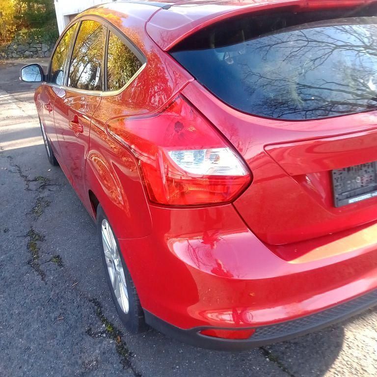 Gebraucht Ford Focus Trend 125 PS (91 kW) 2013 Rot Limousine