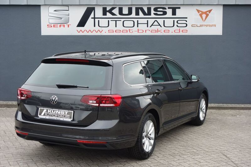 Gebraucht VW Passat 150 PS (110 kW) 2024 Grau Limousine