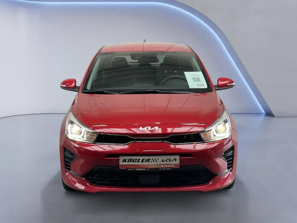 Używany Kia Rio Vision 84 KM (61 kW) 2022 Czerwony Sedan/Limuzyna