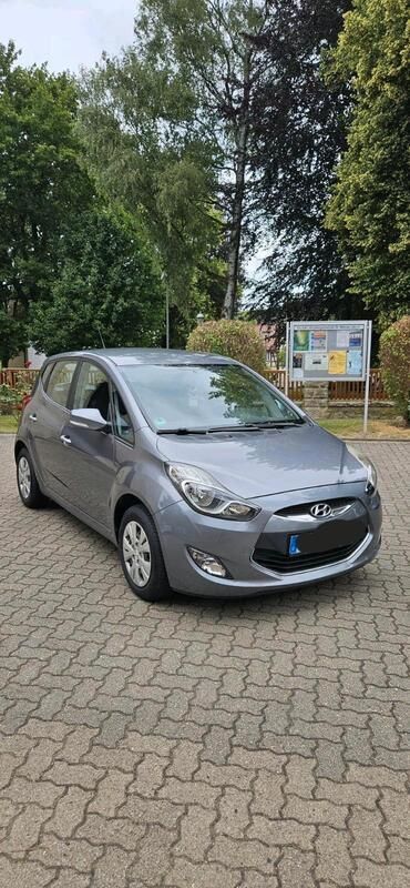 Grau Gebraucht 2012 Hyundai ix20 Van / Kleinbus | 4.490 € (Guter Preis) - Bild 1/4
