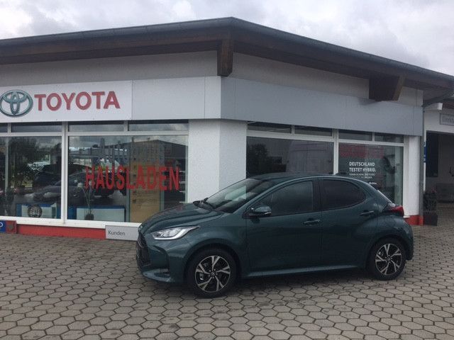Grün Gebraucht 2025 Toyota Yaris Hybrid Limousine | 25.400 € (Fairer Preis) - Bild 1/4
