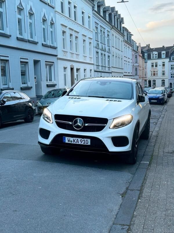 Weiß Gebraucht 2016 Mercedes GLE350 Coupé | 37.400 € (Teuer) - Bild 1/4
