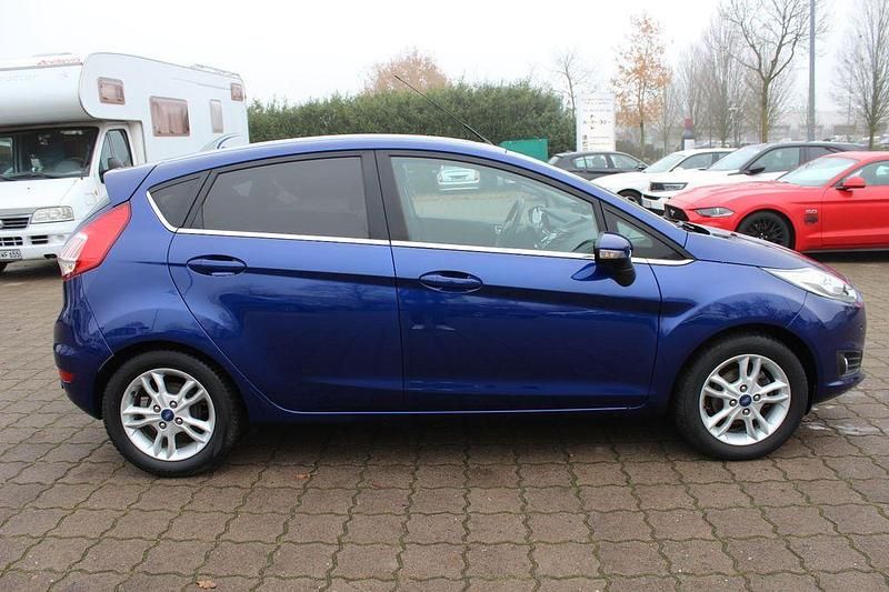 Gebraucht Ford Fiesta Titanium 125 PS (91 kW) 2016 Blau Limousine