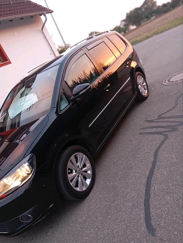 Schwarz Gebraucht 2012 VW Touran Highline Van / Kleinbus | 9.999 € (Etwas zu teuer) - Bild 1/4