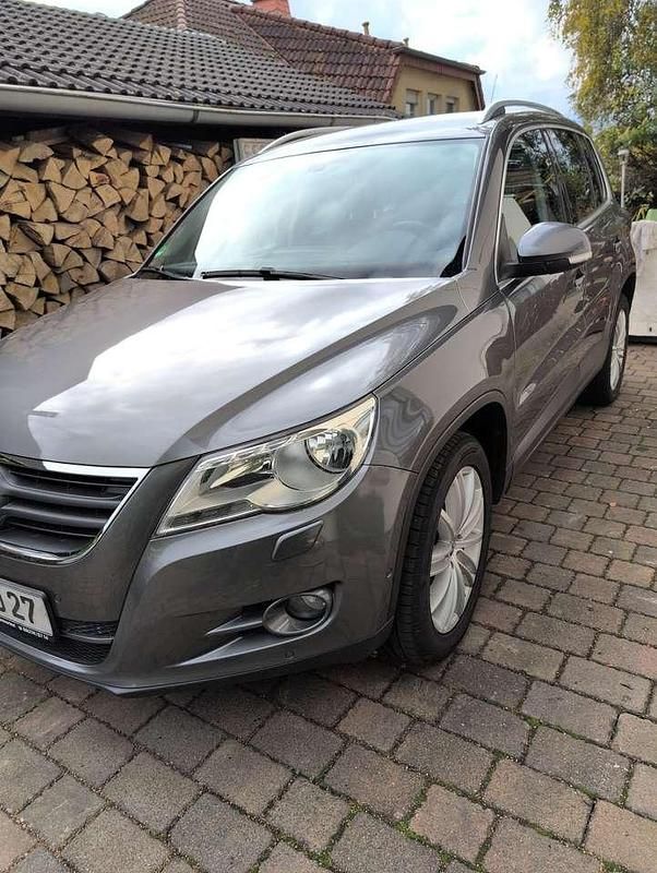 Grau Gebraucht 2011 VW Tiguan SUV | 9.999 € (Fairer Preis) - Bild 1/4
