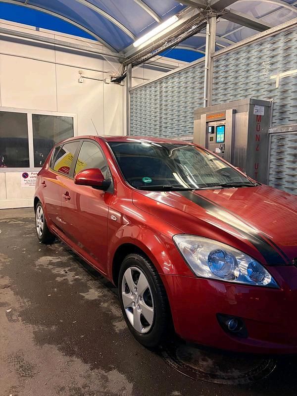 Second-hand Kia Ceed 109 CP (80 kW) 2008 Roșu Hatchback