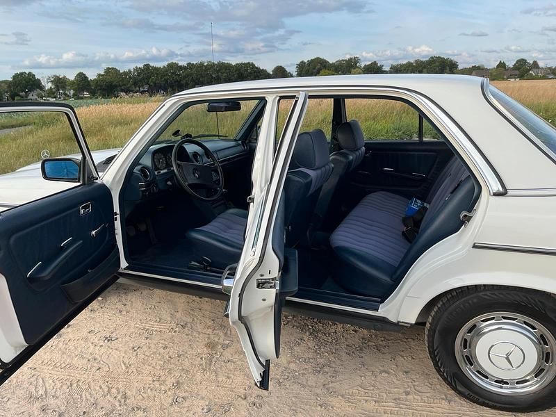 Gebraucht Mercedes 200 109 PS (80 kW) 1982 Weiß Limousine