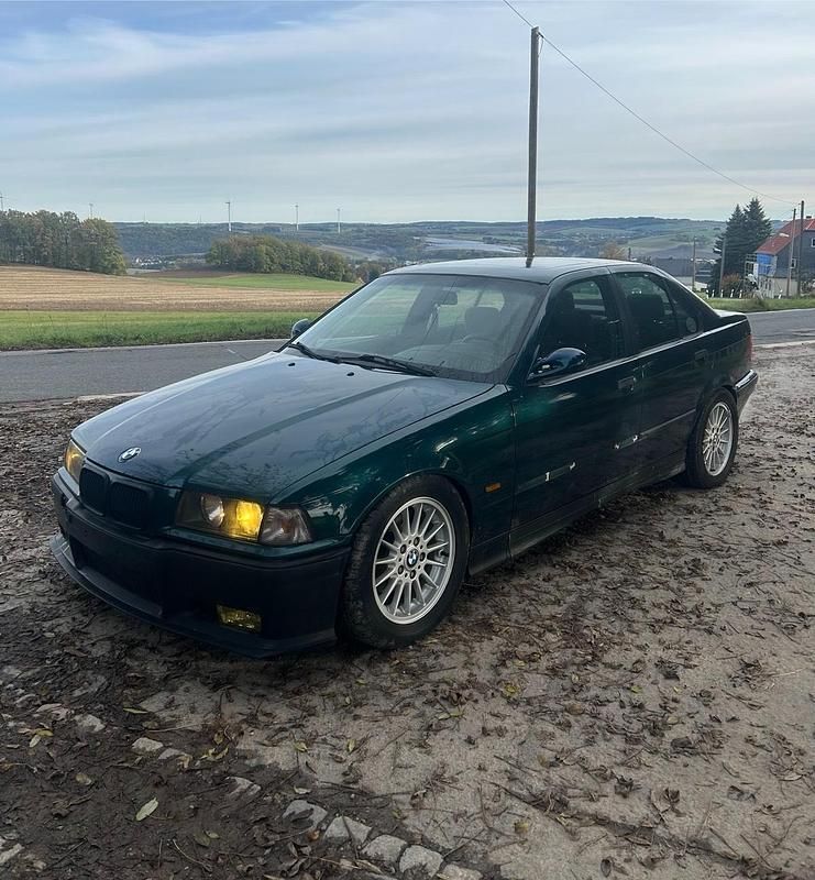 Grün Gebraucht 1990 BMW 316 M Sport Limousine | 1.599 € - Bild 1/4