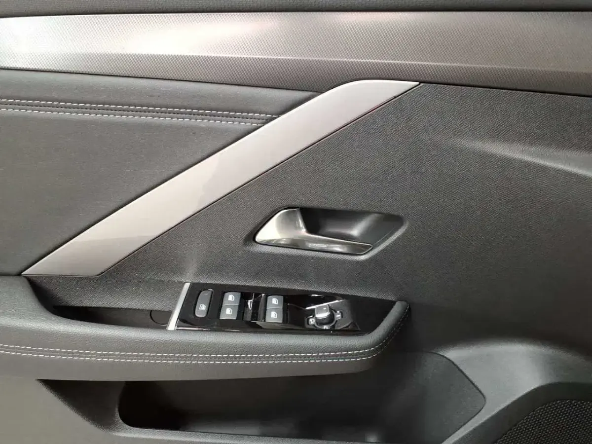 Gebraucht Opel Astra 131 PS (96 kW) 2024 Karbon schwarz metallic Kleinwagen