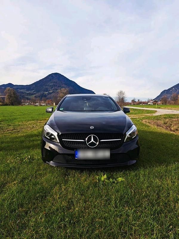 Schwarz Gebraucht 2018 Mercedes A200 Kleinwagen | 17.700 € (Fairer Preis) - Bild 1/4