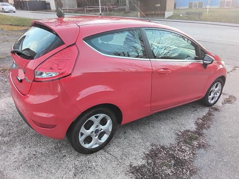 Gebraucht Ford Fiesta Titanium 82 PS (60 kW) 2010 Rot Kleinwagen