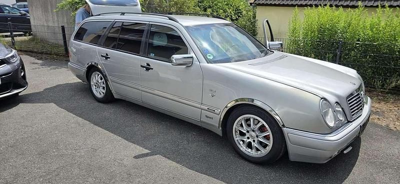 Grau Gebraucht 1998 Mercedes E240 Avantgarde Kombi | 4.600 € (Etwas zu teuer) - Bild 1/4
