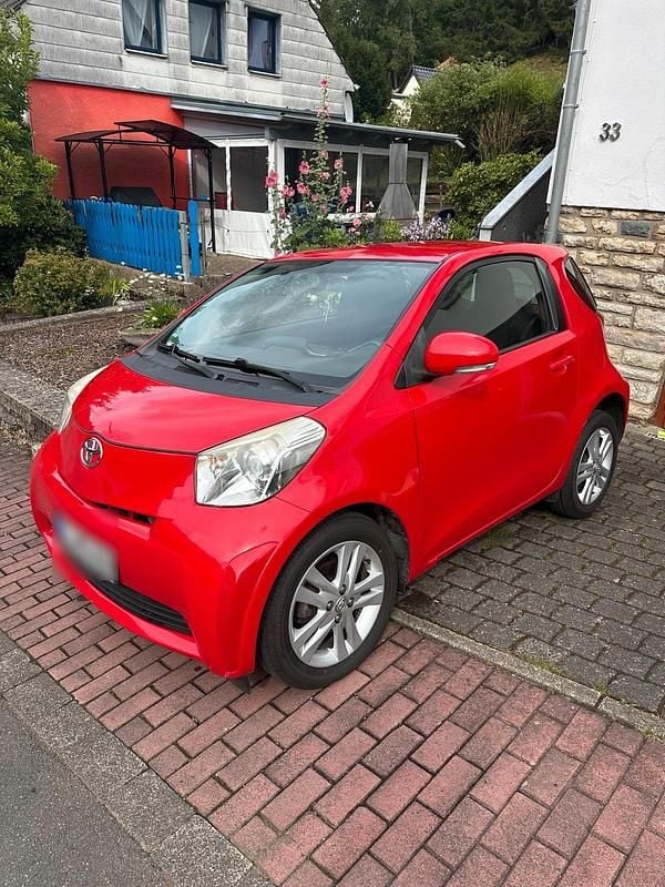 Rot Gebraucht 2010 Toyota iQ Kleinwagen | 3.800 € (Fairer Preis) - Bild 1/4