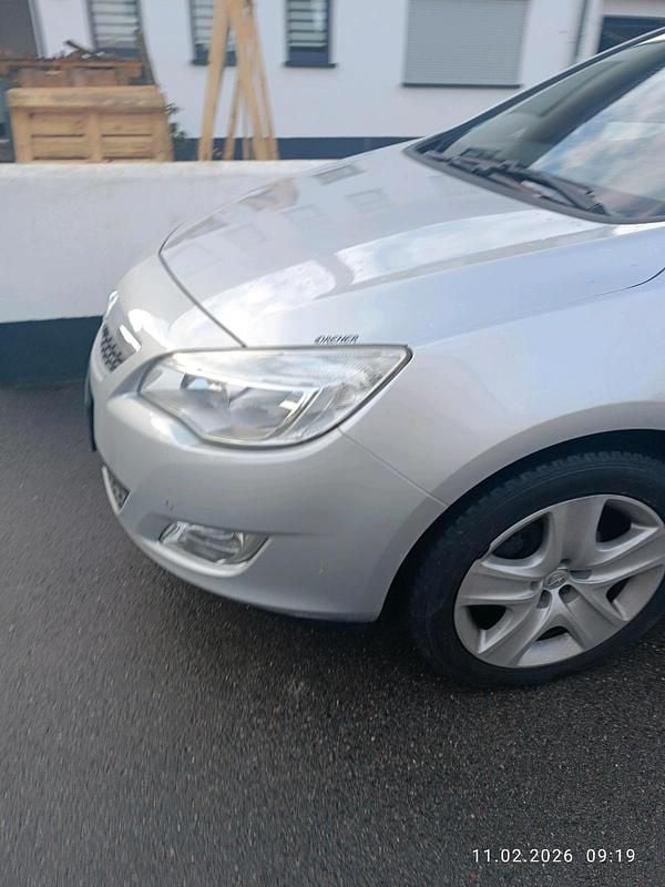 Gebraucht Opel Astra 102 PS (75 kW) 2011 Grau Kombi