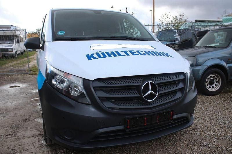 Weiß Gebraucht 2018 Mercedes Vito Van / Kleinbus | 13.999 € (Fairer Preis) - Bild 1/4