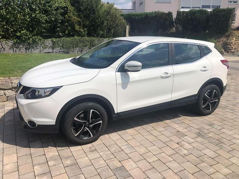 Weiß Gebraucht 2015 Nissan Qashqai Acenta SUV | 8.900 € (Fairer Preis) - Bild 1/4