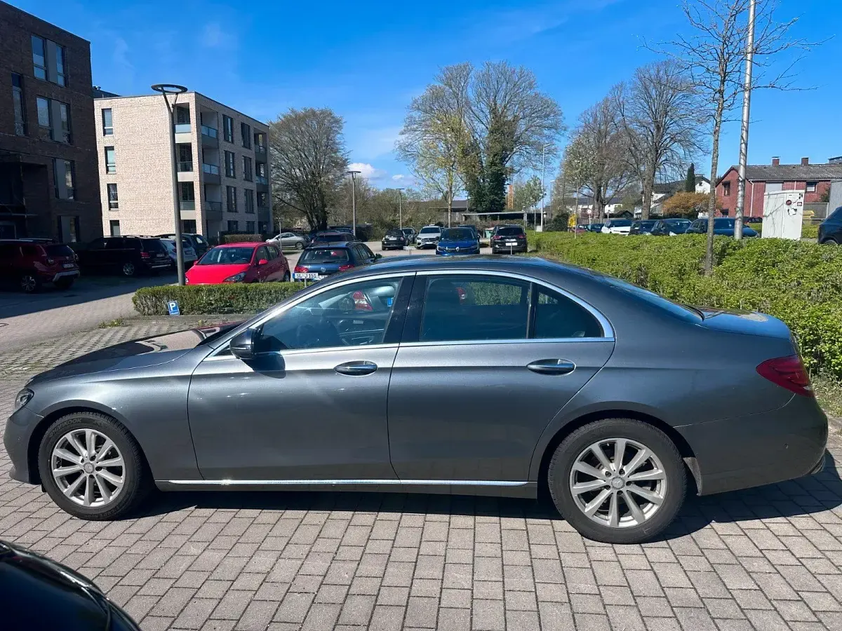 Usado Mercedes E220 Avantgarde 194 CV (142 kW) 2016 Gris Berlina