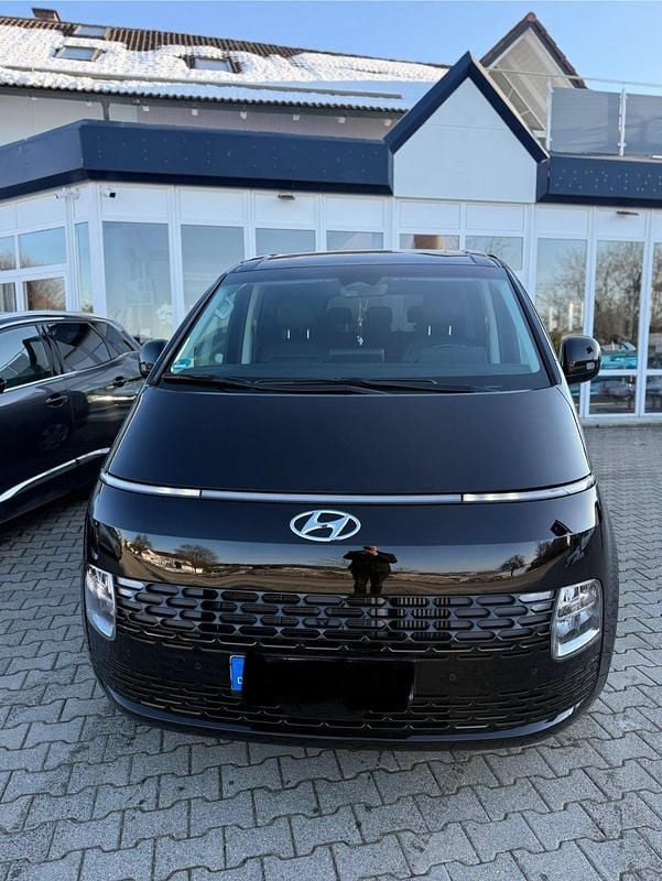 Gebraucht Hyundai Staria Prime 177 PS (130 kW) 2023 Abyss black / mic Van / Kleinbus