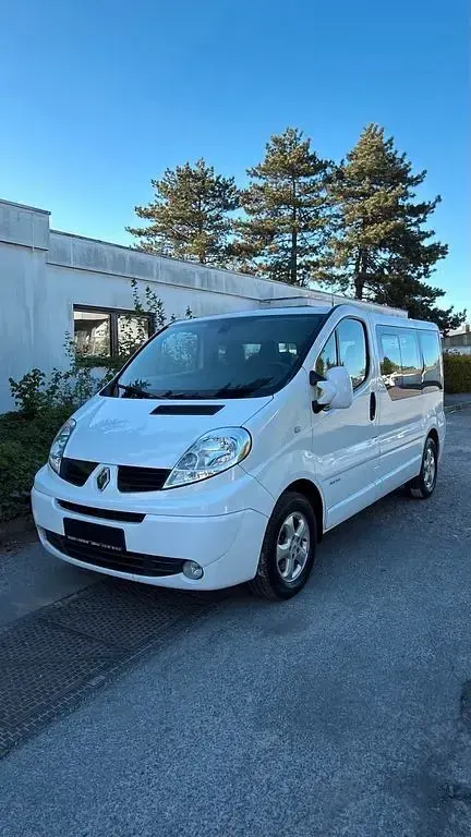 Second-hand Renault Trafic 145 CP (106 kW) 2011 Alb Monovolum